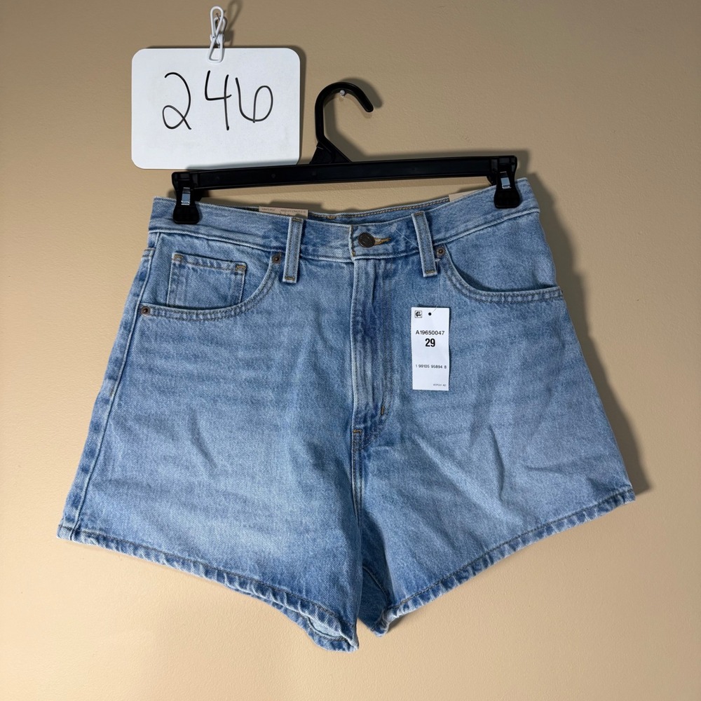 Levis High Waisted Mom Shorts Light Wash Denim Blue A19650047 Size 29